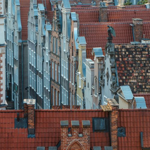 The top of the Chlebnicka Gate and a view of Gdańsk tenement houses.