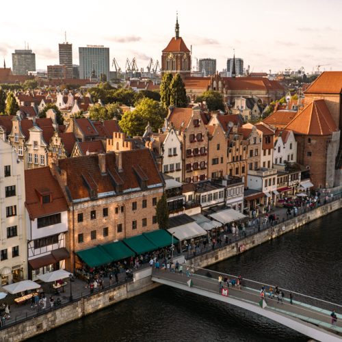 Długie Pobrzeże, the footbridge over the Motława River and the Crane.