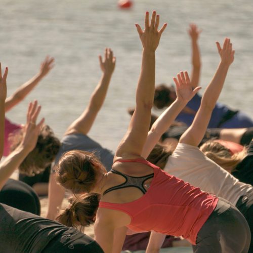 The beach is not only about relaxation. Yoga or pilates classes are often held there.